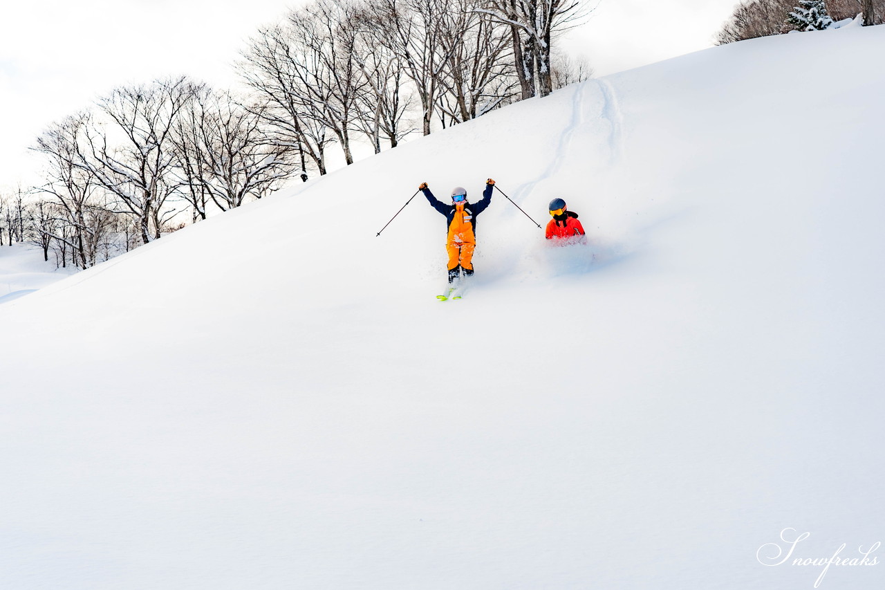 朝里川温泉スキー場　祝・積雪200cm到達。ふわふわのパウダースノーが降り積もったゲレンデを舞台に、女性スキーヤーチーム『TeamKP』成澤栞さんと秋山穂香さんが美しい滑りを披露！